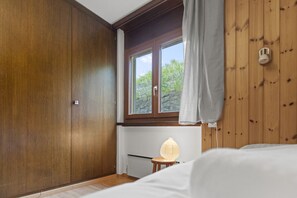 Tabla de planchar con plancha, wifi gratis y ropa de cama 