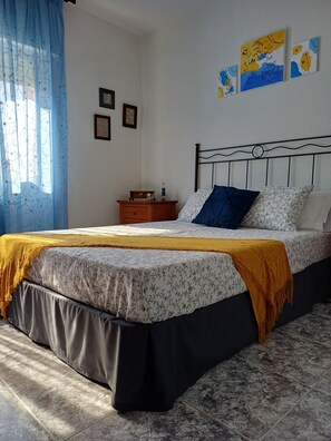 3 bedrooms, WiFi, bed sheets - El Corralillo de Victorina (Cozy village house for couples and families) (San Marrin de Valdeiglesias)