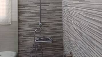 Ducha, secador de pelo, toallas y jabón