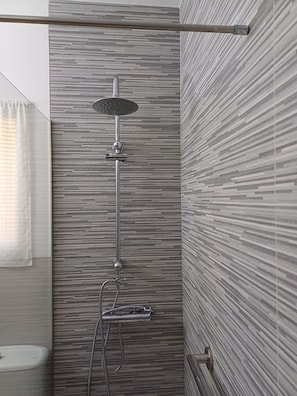 Shower, hair dryer, towels, soap - El Corralillo de Victorina (Cozy village house for couples and families) (San Marrin de Valdeiglesias)