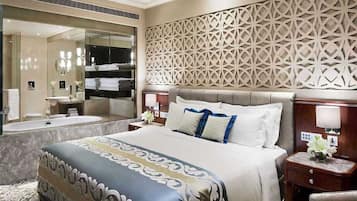 Quarto casal superluxo, sacada, vista para a cidade | Banheiro | Produtos de toalete grátis, secador de cabelo, chinelos