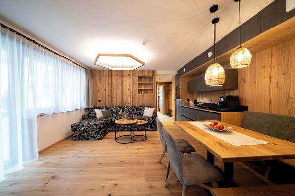 Appartement, vue jardin, côté montagne | Coin séjour | Télévision LED de 50 pouces avec chaînes par câble