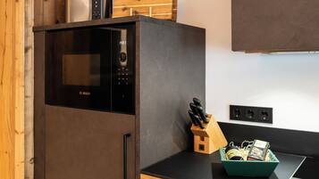 Studio Suite, Garden View | Microwave