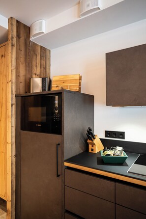 Studiosviitti, näköala puutarhaan | Mikroaaltouuni