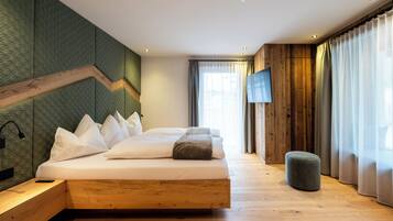 LÀgenhet - utsikt mot trÀdgÄrden - intill bergen | SÀngtillbehör av högsta kvalitet och vÀrdeförvaringsskÄp pÄ rummet