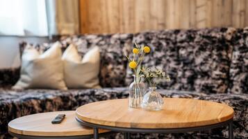 Apartment, Gartenblick, Erdgeschoss | Wohnbereich | 50-Zoll-LED-Fernseher mit Kabelempfang