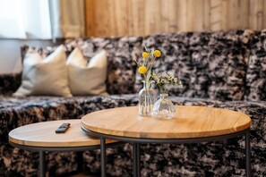 Apartment, Gartenblick, Erdgeschoss | Wohnbereich | 50-Zoll-LED-Fernseher mit Kabelempfang