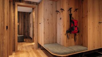 Apartment, Garden View, Ground Floor | Ruang tamu | 50 inci televisyen LED dengan kabel