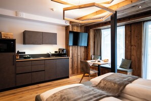 Studio Suite, Garden View | In-room dining