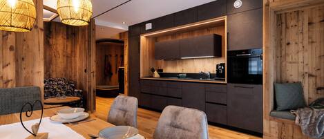 Appartement, vue sur le jardin, rez-de-chaussée | Aire de séjour | Téléviseur à DEL de 50 po avec télévision par cùble