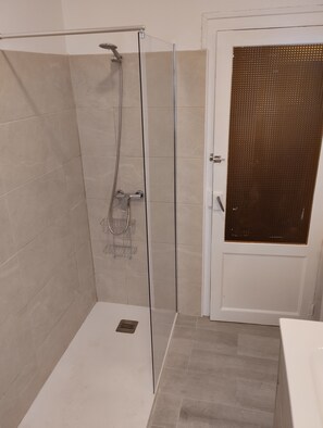 Hair dryer, towels, soap, toilet paper - Spacious and central apartment in Sabiñánigo Coli17Arriba (Sabiñánigo)