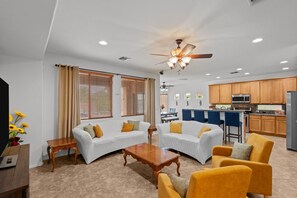 Smart TV, stereo, offices - Serene Desert Casa with Pool and Hot Tub (Tucson)