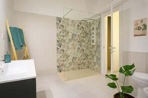 Shower, hair dryer, bidet, towels