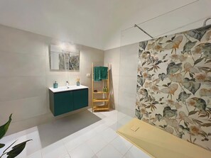 Shower, hair dryer, bidet, towels