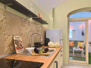 Kühlschrank, Ofen, Herdplatte, Wasserkocher mit Kaffee-/Teezubehör