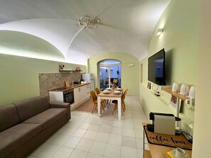 Smart TV - NEW Central Stylish Flat/Private Patio/2min Subway (Catania)