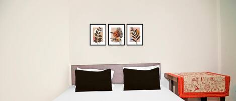 Deluxe Room, Balcony, Mountain View | Desk, free WiFi