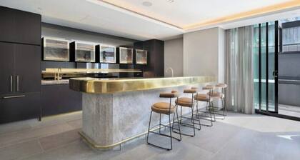 Central and Modern ! Melbourne CBD , spectacular views, convenient location