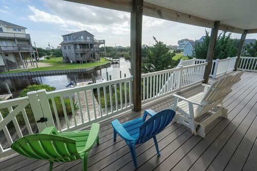 The Kite Club - Canal Front, All One level - 4 Bedroom House, Pool, Large Docks