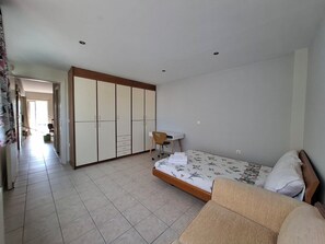 2 bedrooms, desk, iron/ironing board, free WiFi