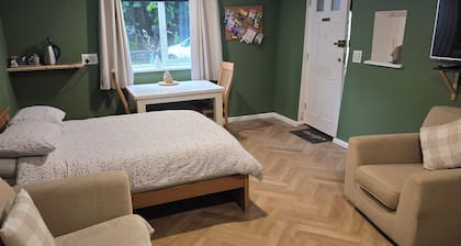 Charming 1-bedroom chalet in fabulous Gwaelod-y-garth with WiFi