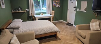 Charming 1-bedroom chalet in fabulous Gwaelod-y-garth with WiFi