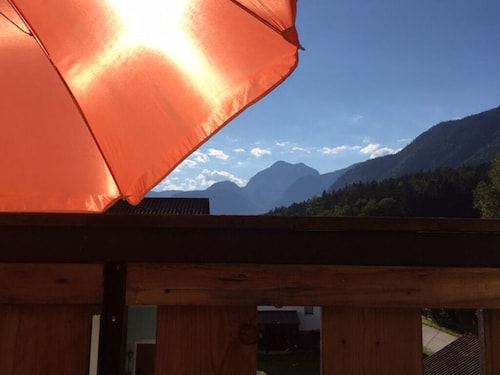 Tastefully furnished vacation apartment near Hallstatt with a great view.