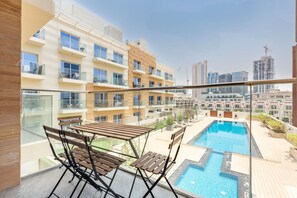 Outdoor dining - Urban Comfort 1Bedroom with Pool View in Oxford (Dubai)
