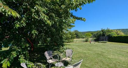 Gßte spacieux à Fretigney avec jardin et billard, idéal pour 8 pers.