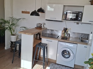 Een koelkast, een magnetron, een oven, een kookplaat