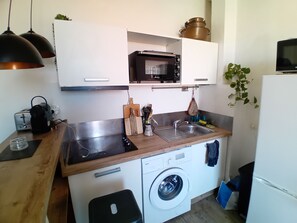Refrigerador, microondas, horno, placa de cocina