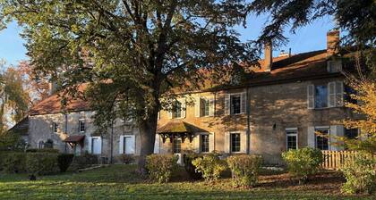 GĂźte de charme avec jardin paisible Ă Souvigny
