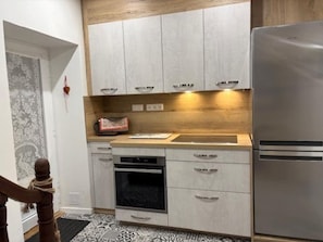 Kühlschrank, Mikrowelle, Geschirrspüler