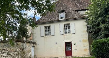 Renovated cottage with park and playground, family friendly