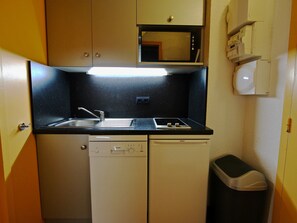 Réfrigérateur, micro-ondes, plaque de cuisson, lave-vaisselle