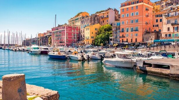 A marina with boats docked, colorful buildings, and a clear blue sky. - Modern studio with view in Bastia and free parking (Bastia)