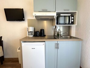 Refrigerador, microondas, parrilla de estufa y cafetera y tetera 