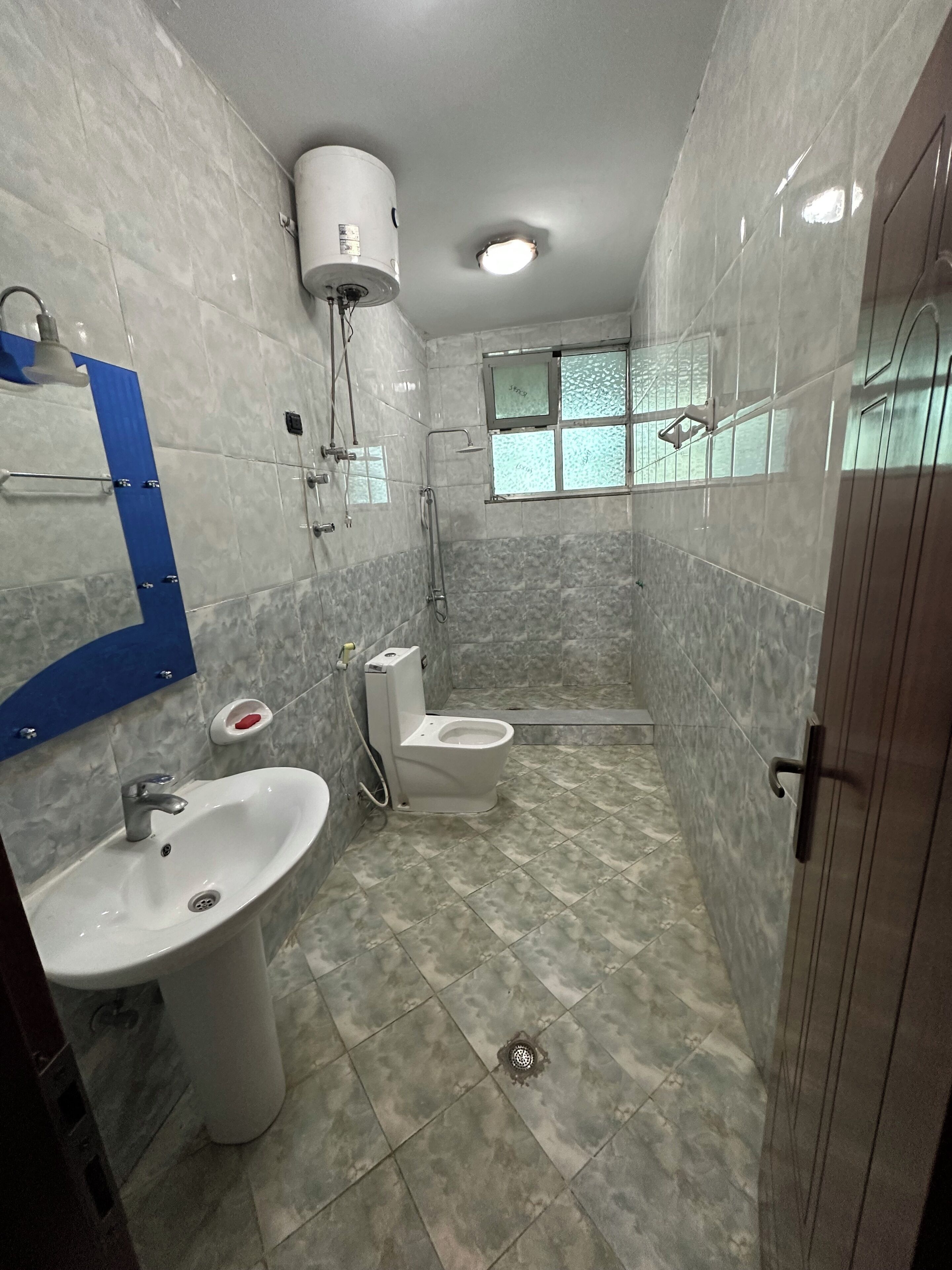 Uma casa de banho com lavatório, sanita e chuveiro.
