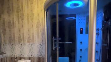 Douche, serviettes fournies, savon, papier toilette