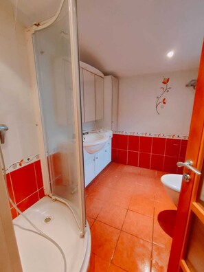 Douche, sèche-cheveux, serviettes fournies, savon