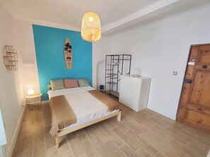 5 bedrooms, iron/ironing board, WiFi, bed sheets