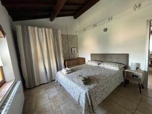 Planxa i posts de planxar, wifi i roba de llit