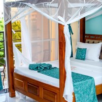 Suite estudio clásica, balcón | Ropa de cama de alta calidad y espacio para trabajar con un portátil