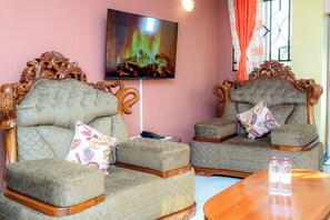 Luxury Suite, Balcony | Living area