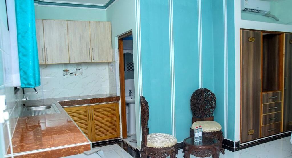 Une salle de bain avec un lavabo, un miroir et des meubles en bois.