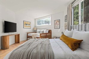 5 bedrooms, travel crib, WiFi, bed sheets - Desert Remedy • Pool, Spa, Pickleball in Boulders (Yucca Valley)