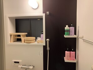 Douche, séchoir à cheveux, bidet, serviettes fournies