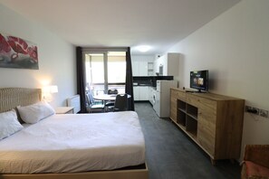 Een strijkplank/strijkijzer, wifi, beddengoed