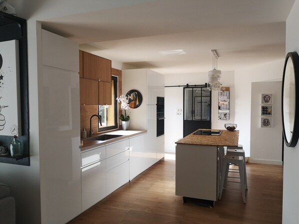 Micro-ondes, four, plaque de cuisson, lave-vaisselle