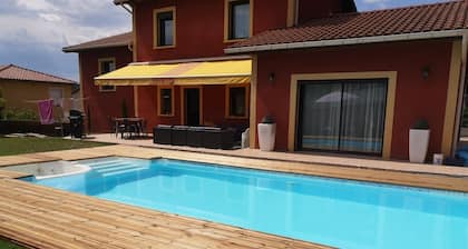 VILLA AVEC PISCINE 15 MINUTES DE LYON